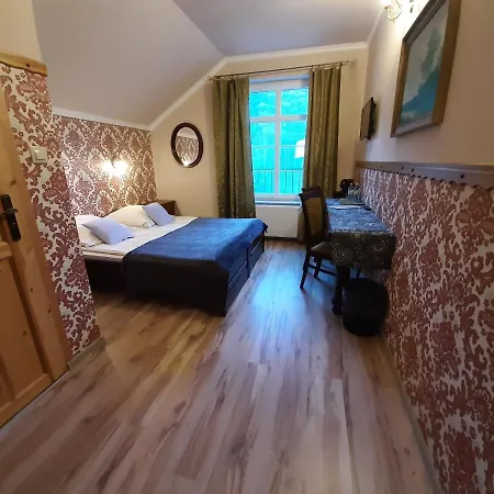 Dworek Bursztynowe Piaski Bed & Breakfast 4*